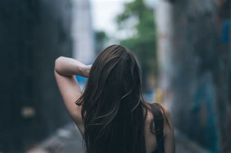무료 이미지 사람 소녀 여자 사진술 햇빛 갈색 머리의 초상화 모델 봄 색깔 매크로 푸른 시즌 아름다움 감정 상호 작용 사진 촬영 인물 사진