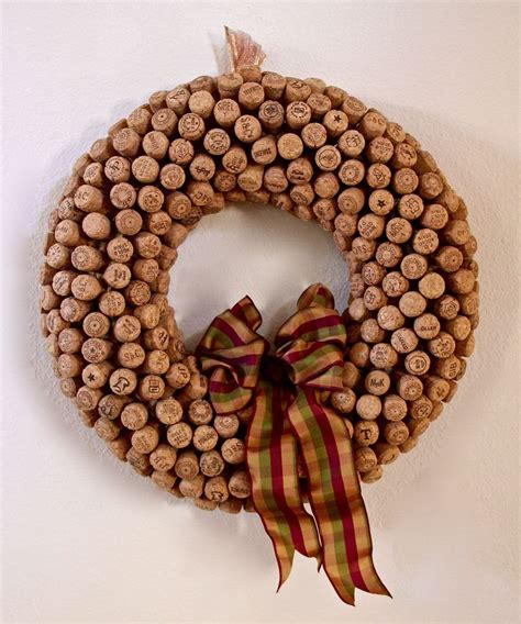 These christmas wine cork crafts are the absolute cutest! Cork wreath | Wine cork diy crafts, Cork wreath diy, Wine ...