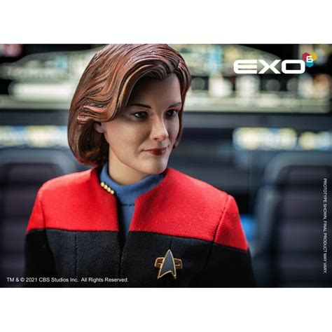 Exo Star Trek Voyager Captain Kathryn Janeway Scale Figure