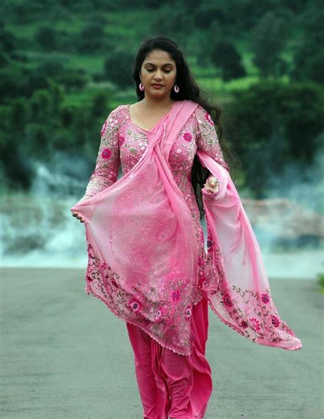 Gracy Singh Hot And Sizzling Navel Pictures Downloads