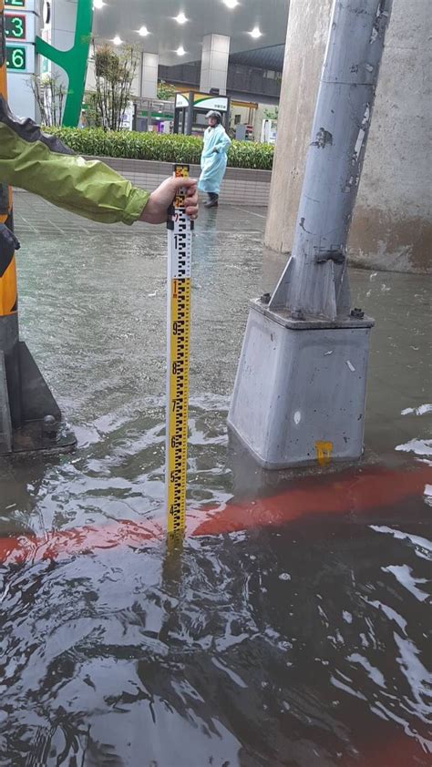 Jun 06, 2021 · 依據即時水情資訊，高雄市8大區列為一級淹水警戒，包括苓雅、鳳山、鳥松、小港、三民、旗津、前鎮、大寮等區，而林園區則列為二級警戒；屏東縣屏東市、麟洛鄉每小時降雨量也達一級警戒標準，而長治、內埔、佳冬及竹田等鄉鎮，也入列二級淹水警戒。 桃園下大雨 累積23件淹水通報 - 生活 - 自由時報電子報