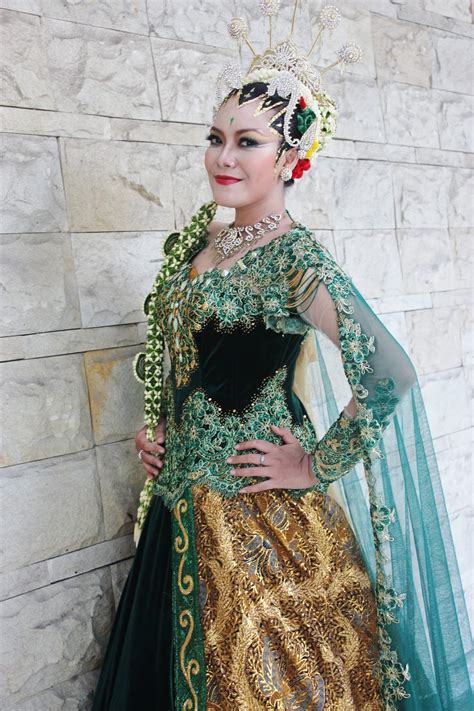 Wanita bridal makeup yogya paes ageng paes ayu yang frame wajah menjadi fitur dari pengantin yogyakarta. Paes Sanggul Sasak Yogya - Rias Pengantin Jawa Sarat Makna ...