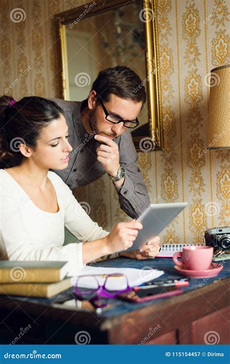 在家工作hispter的男人和的妇女 库存图片 图片 包括有 一起 室内 工作 商业 夫妇 白种人 115154457
