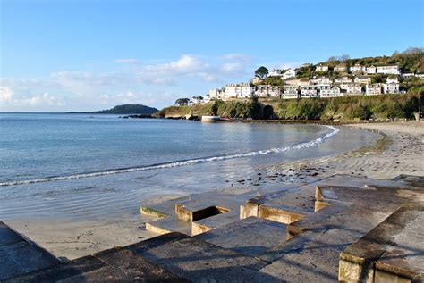 The Beach At East Looe Looe Is A Very Popular Tourist Reso Flickr