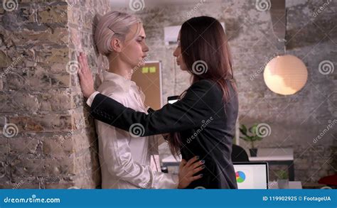 Deux Jeunes Lesbiennes Dans Le Bureau Femme Sûre Poussant L autre