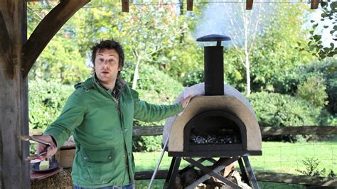 Een christmas pudding kun je het best een paar weken voor kerst maken zodat de smaken goed kunnen intrekken. Jamie Oliver shows you how to cook steak in a wood fired ...