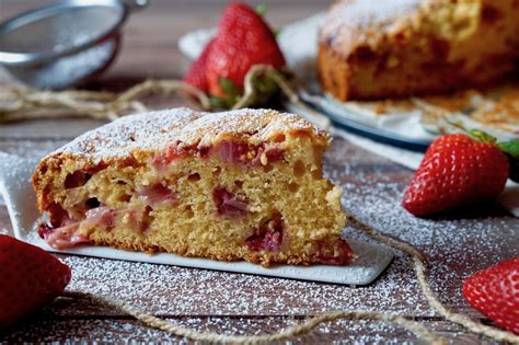 Alta e soffice, è perfetta per la merenda, realizzata come torta in tazza (mug cake) o al mattino da inzuppare nel latte per una colazione speciale che con il suo aroma inconfondibile di cacao saprà svegliare. Torta 5 Minuti alle Fragole | Ricetta ed ingredienti dei ...
