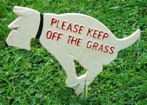 Rustic Dog Keep Off The Grass Front Yard Sign Treasuregurus