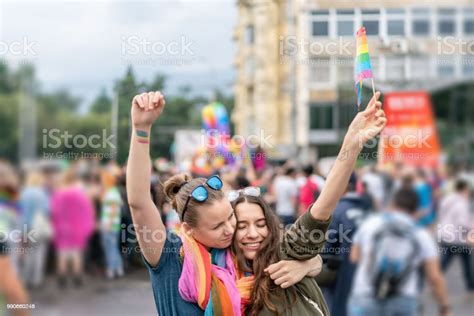 거리에서 행진 하는 동안 포옹 하는 아름 다운 여성 커플 데모에 대한 스톡 사진 및 기타 이미지 데모 동성애자의 권리 행진 Istock