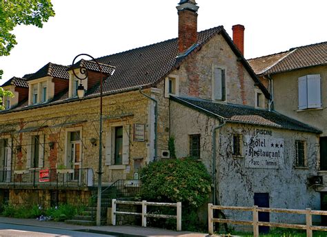 Contain information about regions division. Photo à Le Lardin-Saint-Lazare (24570) : Ancien commerce ...