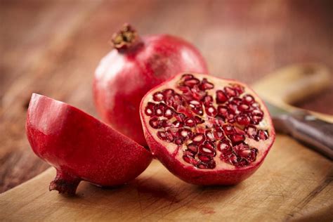 Elise bauer how to cut a pomegranate. Pomegranate seeds: Benefits and tips