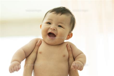 裸の赤ちゃん の写真素材イラスト素材アマナイメージズ