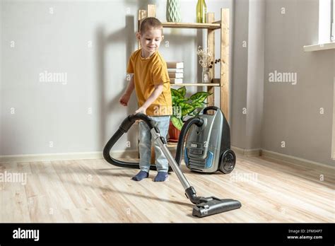 Un Niño Pequeño Ayuda A Sus Padres En Las Tareas Domésticas Limpiando