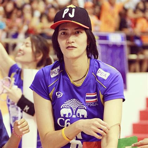 โดยหน่อง ปลื้มจิตร์ โพสต์รูปพร้อมแคปชั่น โอ้ยยยยย ตื่นมาก็สวยเลยยยย ตกใจหมด ทำเอาแฟนคลับต้องร้องว้าวววว นั่นคือภาพที่ ปลื้มจิตร์ ได้. นักวอลเลย์บอลหญิง หน้าตาดี!