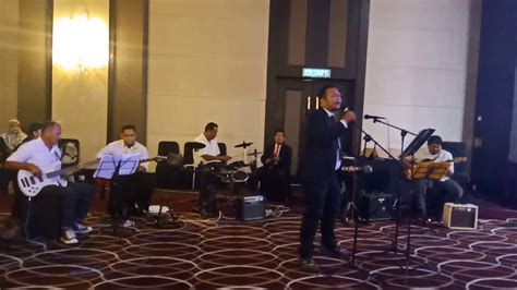 B seperti insan sedang berkasih. Lena Diulit Intan. Cover By Kugiran Rumah Sakit. Hospital ...