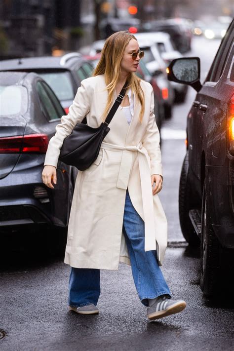 Every Fashion Flat In Jennifer Lawrences Wardrobe Jennifer Lawrence Street Style Jennifer