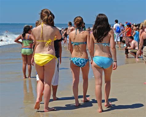 Girls On The Beach Jones Beach Airshow Wei Zhang Flickr