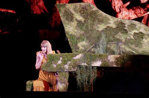 Taylor Swift Reacts To Malfunctioning Piano On Eras Tour Watch