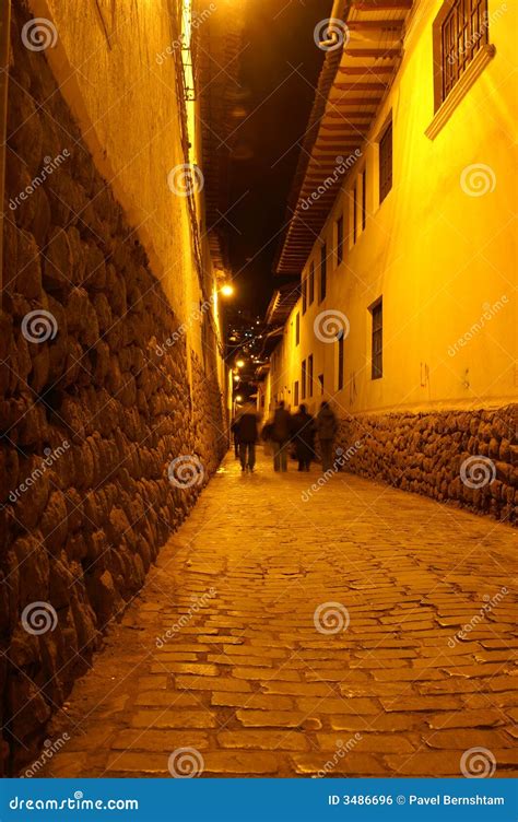 Calle En Cusco Perú De La Noche Foto De Archivo Imagen De Peruano