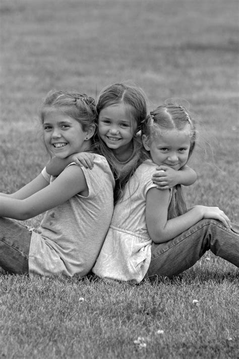 3 sisters siblings photo poses check out more at pockets full of poses photography carroll ia