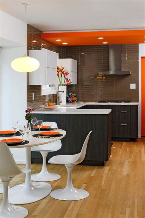 Pequeña cocina americana con puertas termolaminadas. Modelos de Cocinas para Apartamentos Pequeños