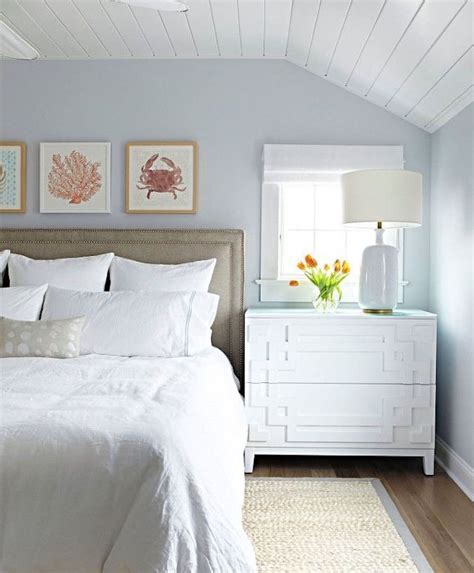 Pour rendre la chambre jaune et gris confortable et accueillante, on mise sur des draps en lin. Chambre en gris et blanc : toutes nos idées pour réussir votre déco