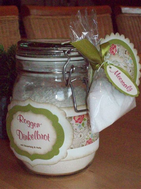 Das schenken von brot und salz, eine ausgelassene einweihungsparty oder das räuchern der noch leeren räume mit speziellem räucherwerk gehören zu den bekanntesten ritualen zum einzug. HandWerk aus Papier: Brot und Salz