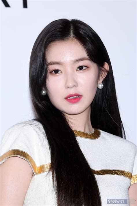 아이린은 15일 공식 커뮤니티 리슨을 통해 늦었지만 이렇게 글로나마 인사드리게 되어 떨리는 마음. 포토 아이린 아이돌 미모 끝판왕 | 한경닷컴