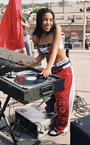 Aaliyah Tommy Hilfiger 90s 90s Hip Hop Fashion Aaliyah Style Aaliyah