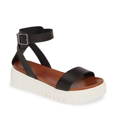 15 Comfortable Walking Sandals For Women That Are Also Super Cute