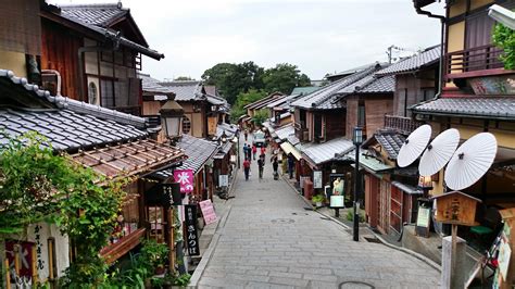 It contains everything from dazzling temples, to preserved lanes, to the city's main geisha district. Gion Old Geisha District : Kyoto | Visions of Travel