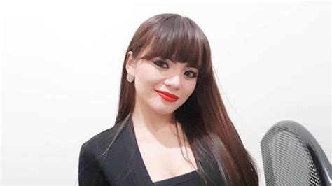 Kepada melaney ricardo di saluran youtube melaney, sabtu, 21 agustus 2021, dinar mengaku kejadian tersebut merupakan pelajaran mahal baginya. Prancis Juara Piala Dunia, Dinar Candy Rayakan di Kamar ...