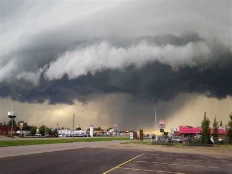 Tornádo sa vo štvrtok nevyskytlo len na slovensku, ale aj v juhovýchodnom poľsku. July 3rd, 2016 storm in Kindersley, SK. - YouTube