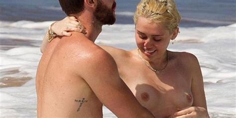 Miley Cyrus fait seins nus à la plage DH Les Sports