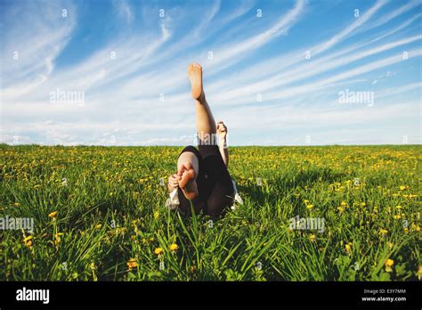 Junge Frau Liegt Auf Dem Rasen Mit Beine Angehoben Stockfotografie Alamy