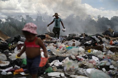 Venezuelanos Disputam Lixo Com Urubus Em Cidade De Roraima