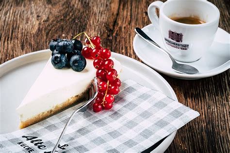 The exercises might be too easy sometimes, but it is still important to repeat vocabulary and grammar you may have forgotten. Alte Liebe - Kuchen-Kaffee-Beeren - Kaispeicher B