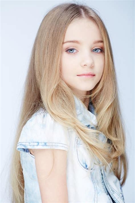 Verticale De Jeune Fille Blonde Avec Des Yeux Bleus Photo Stock Image