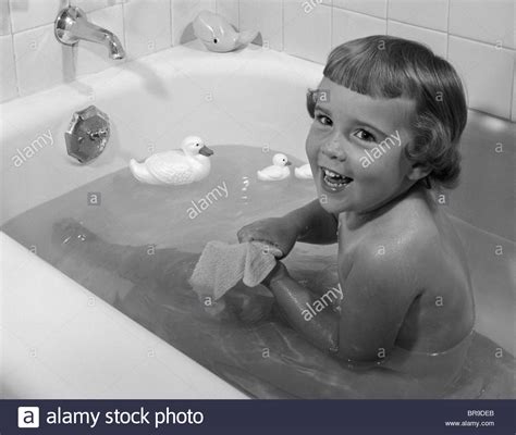 Badewanne Kinder Schwarz Weiß Schwarzweiß Stockfotos Und Bilder Alamy