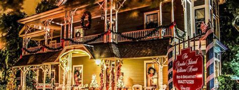 20 Of The Coziest Country Inns For The Holidays Christmas Bed And