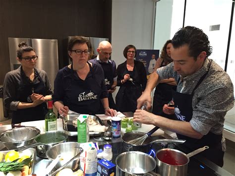 Les tabliers gourmands proposent toute l'année des ateliers dédiés à l'univers culinaire pour enfants, adultes, seniors et entreprises (séminaires, team building). Agence VIP Consulting Le cours de cuisine avec Pierre Augé - Agence VIP Consulting