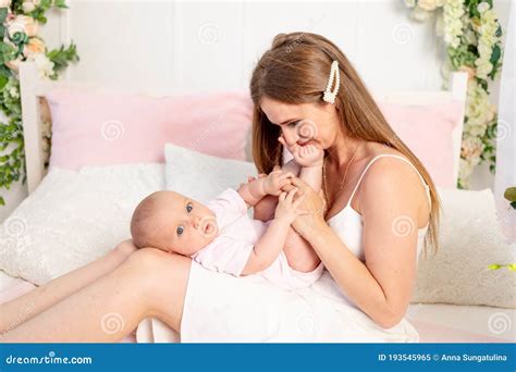 Junge Schöne Mutter Hält Eine Tochter Des Kleinen Mädchens 6 Monate Auf