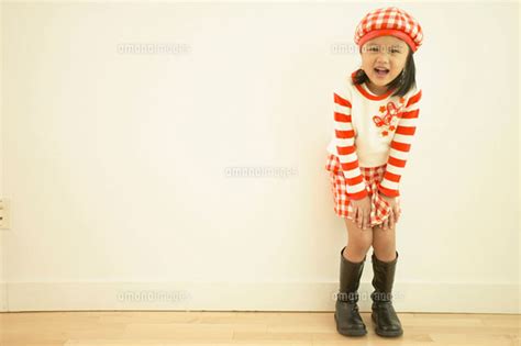 Young Asian Girl Leaning Against Wall 11018013716 ｜ 写真素材・ストックフォト・画像