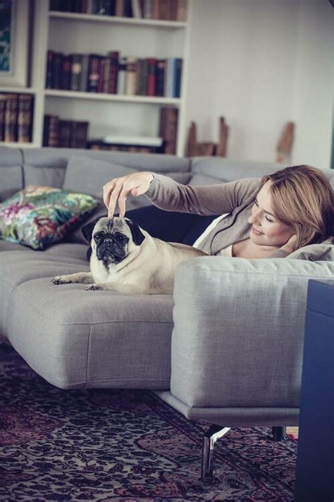 Keine sorge, wir haben die 10 häufigsten fleckenarten gesammelt und die passenden reinigungstipps für sie zusammengestellt. Gerüche aus dem Sofa entfernen: Tipps | Polster Fischer