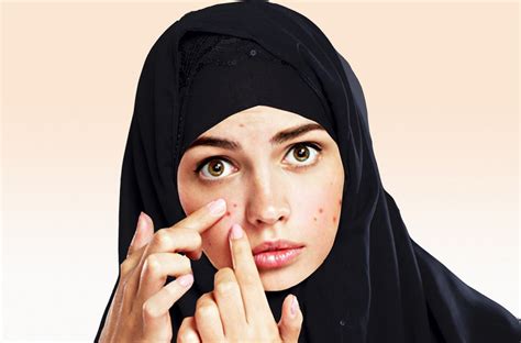 Pria yang memiliki jerawat baiknya memakai sabun muka yang mengandung bahan anti acne. 5 Manfaat Minyak Lavender Untuk Kulit Anda - Mary Jardin