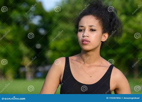 portrait de belle jeune femme africaine au parc dehors photo stock image du éthiopien