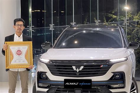 Wuling Almaz Hybrid Raih Penghargaan Digital Populer Brand Di Kategori