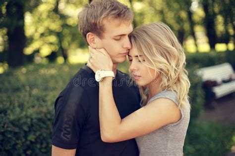 romantyczny pary przytulenie w parku na letnim dniu zdjęcie stock obraz złożonej z lifestyle