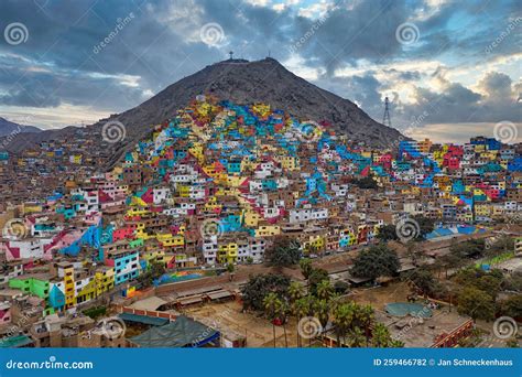 Favela De Lima Peru As Casas Coloridas Foto De Stock Imagem De