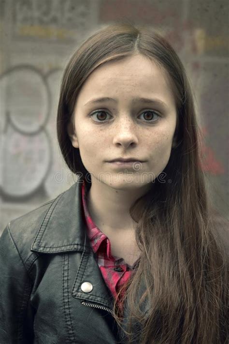 Porträt Einer Traurigen Schauenden Jugendlichen Stockbild Bild Von Gefühl Erzürnt 143013503